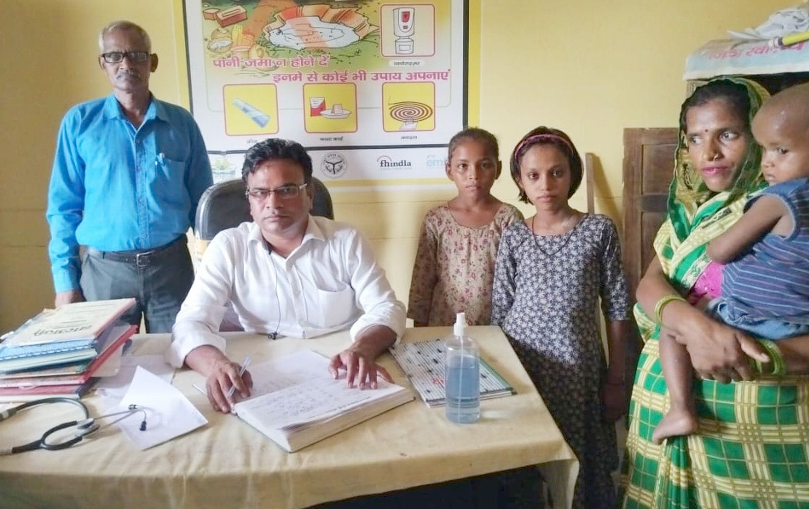 फैजगंज बेहटा के नवीन प्राथमिक स्वास्थ्य केंद्र पर मरीजों का इलाज करते डॉक्टर। संवाद