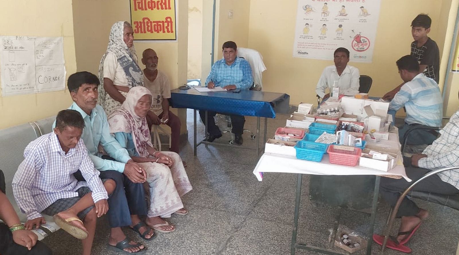 फैजगंज बेहटा के नवीन प्राथमिक स्वास्थ्य केंद्र पर मरीजों का इलाज करते डॉक्टर। संवाद