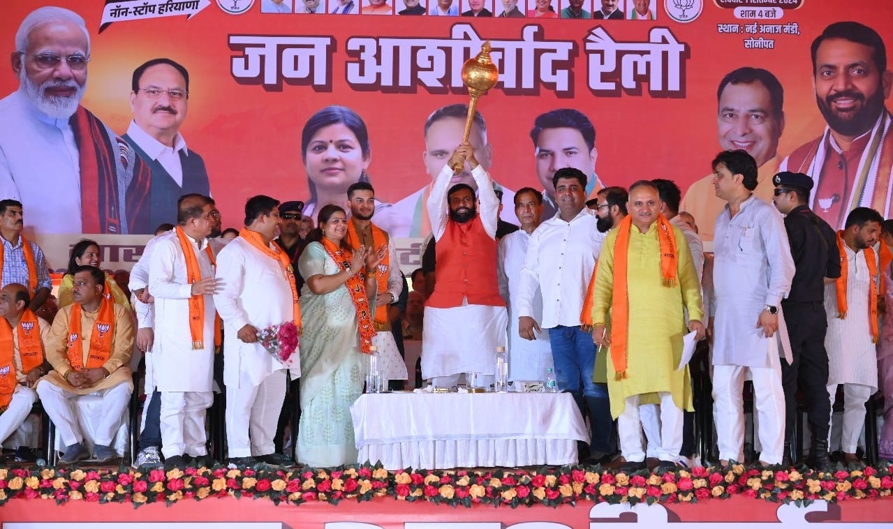 फोटो 35. सोनीपत की अनाज मंडी में हुई जन आशीर्वाद रैली के दौरान गदा उठाकर जनता का आभार व्यक्त कर फोटो 35. सोनीपत की अनाज मंडी में हुई जन आशीर्वाद रैली के दौरान गदा उठाकर जनता का आभार व्यक्त कर