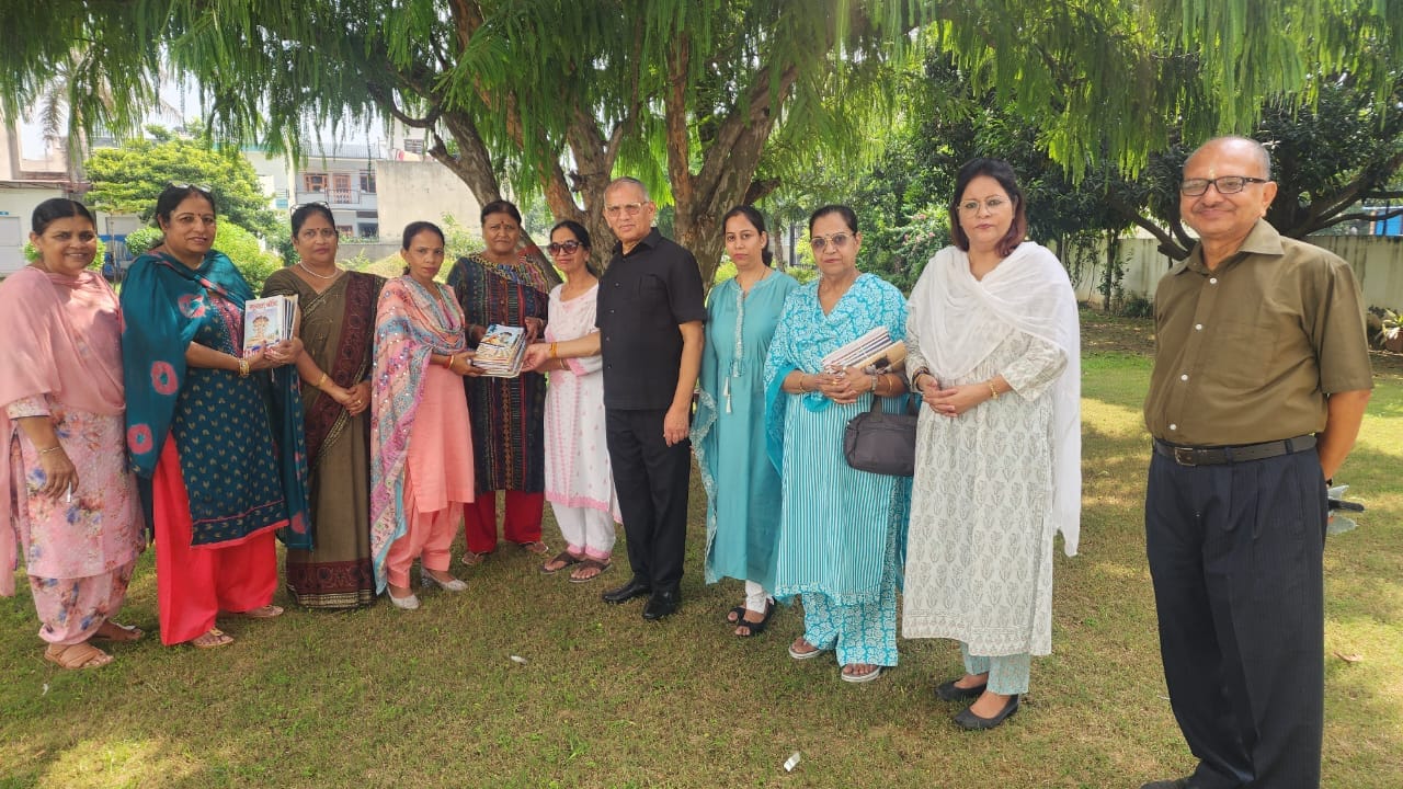 कुरुक्षेत्र। शिक्षकों को पुस्तके वितरित करते हुए संस्था के सदस्य। संवाद कुरुक्षेत्र। शिक्षकों को पुस्तके वितरित करते हुए संस्था के सदस्य। संवाद