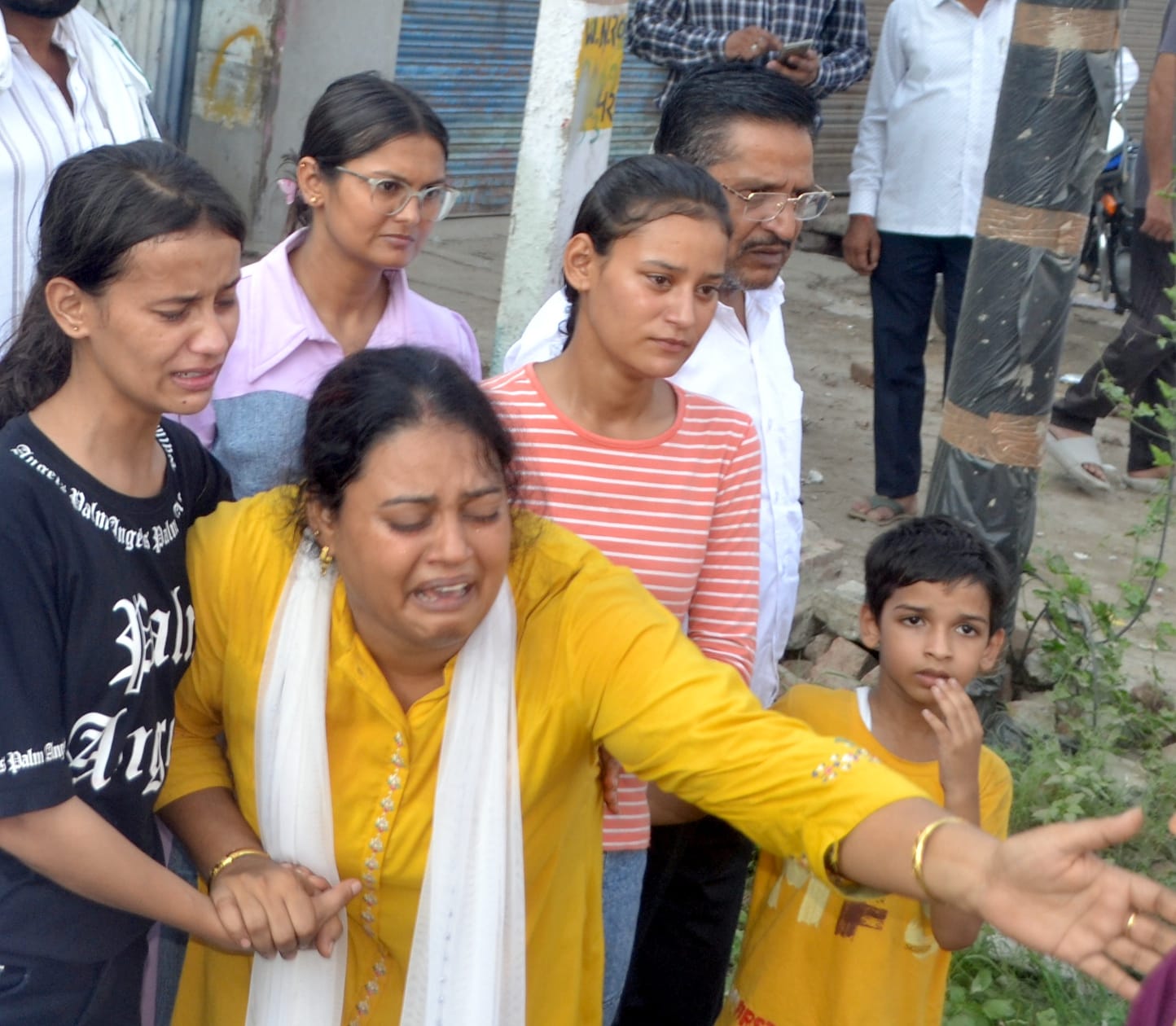 शामली में  कैराना रोड यमुना  नहर पटरी पर घटनास्थल की जांच करती  फोरेंसिक टीम । संवाद