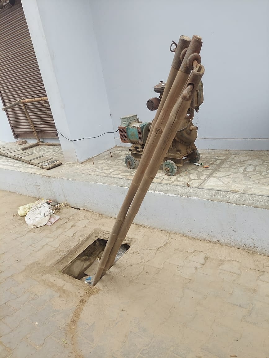 02जेएनडी17: पुरानी मंडी में बारिश के पानी की निकासी को लेकर बनाए गए मेनहाल। संवाद 02जेएनडी17: पुरानी मंडी में बारिश के पानी की निकासी को लेकर बनाए गए मेनहाल। संवाद