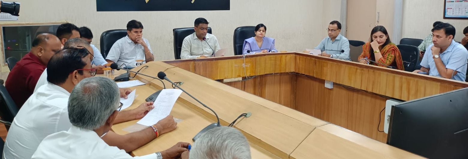 02जेएनडी23-लघु सचिवालय में राजनैतिक पार्टियों की बैठक लेते डीसी मोहम्मद इमरान रजा। स्रोत प्रशास
