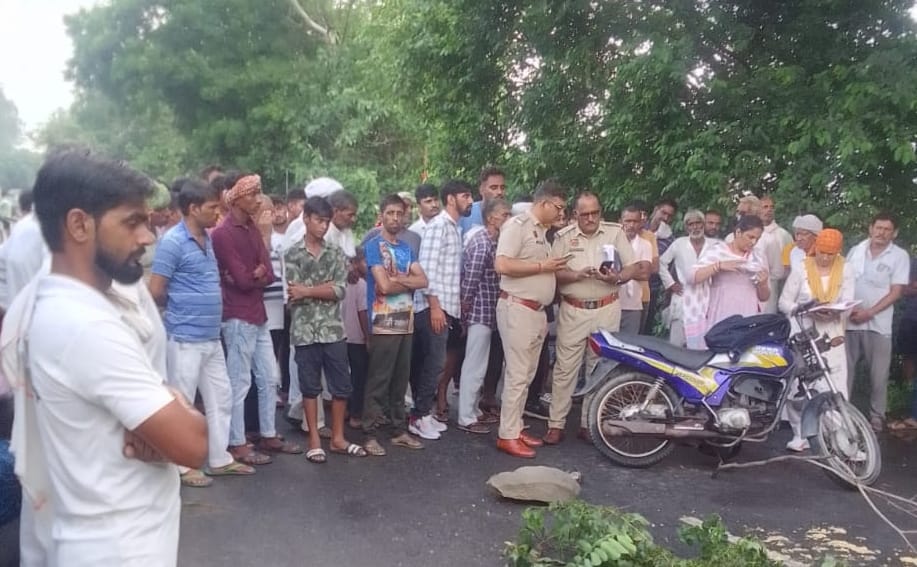 03सीटीके21..बेरी रोड पर मंगलवार को सड़क हादसे के बाद रोड जाम करते लोग। संवाद
