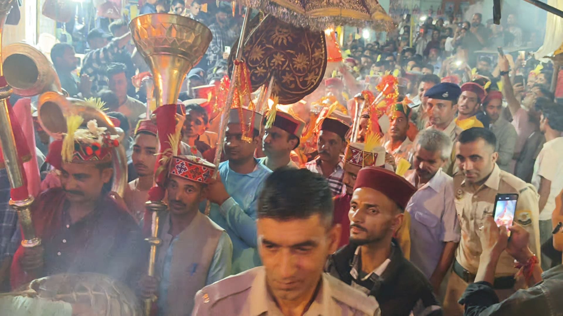 अराध्य देवी अंबिका माता नाऊ की होम उत्सव के दौरान मशाल लेकर जाते हुए लोग। संवाद अराध्य देवी अंबिका माता नाऊ की होम उत्सव के दौरान मशाल लेकर जाते हुए लोग। संवाद