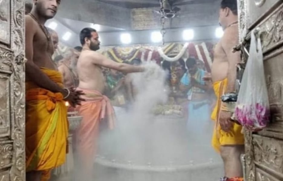 भस्म आरती.....बाबा महाकाल का निराला स्वरूप आज हनुमान के रूप मे दिए दर्शन