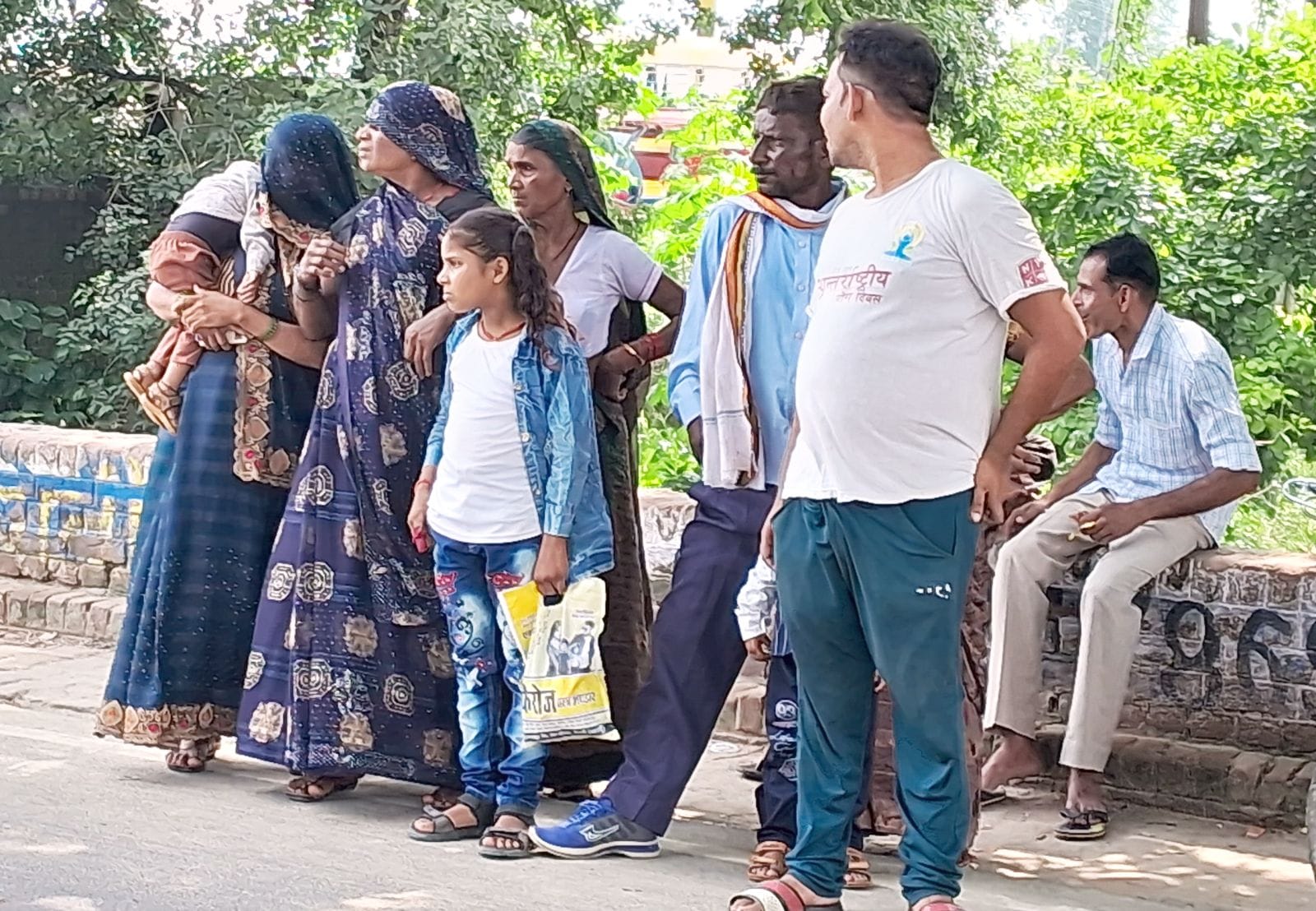बहेड़ी मोड़ पर रोडवेज बस को मुंडवाती पुलिस। संवाद बहेड़ी मोड़ पर रोडवेज बस को मुंडवाती पुलिस। संवाद