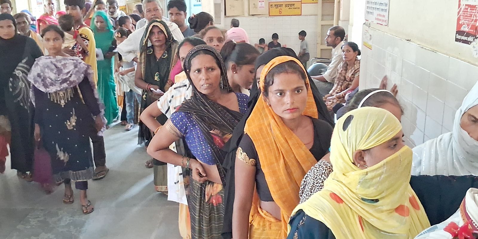 जिला अस्पताल में बिजली गुल होने से बंद पड़े पंखा। बेहाल मरीज व तीमारदार। संवाद