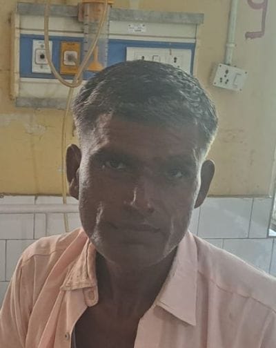 जिला अस्पताल में बिजली गुल होने से बंद पड़े पंखा। बेहाल मरीज व तीमारदार। संवाद