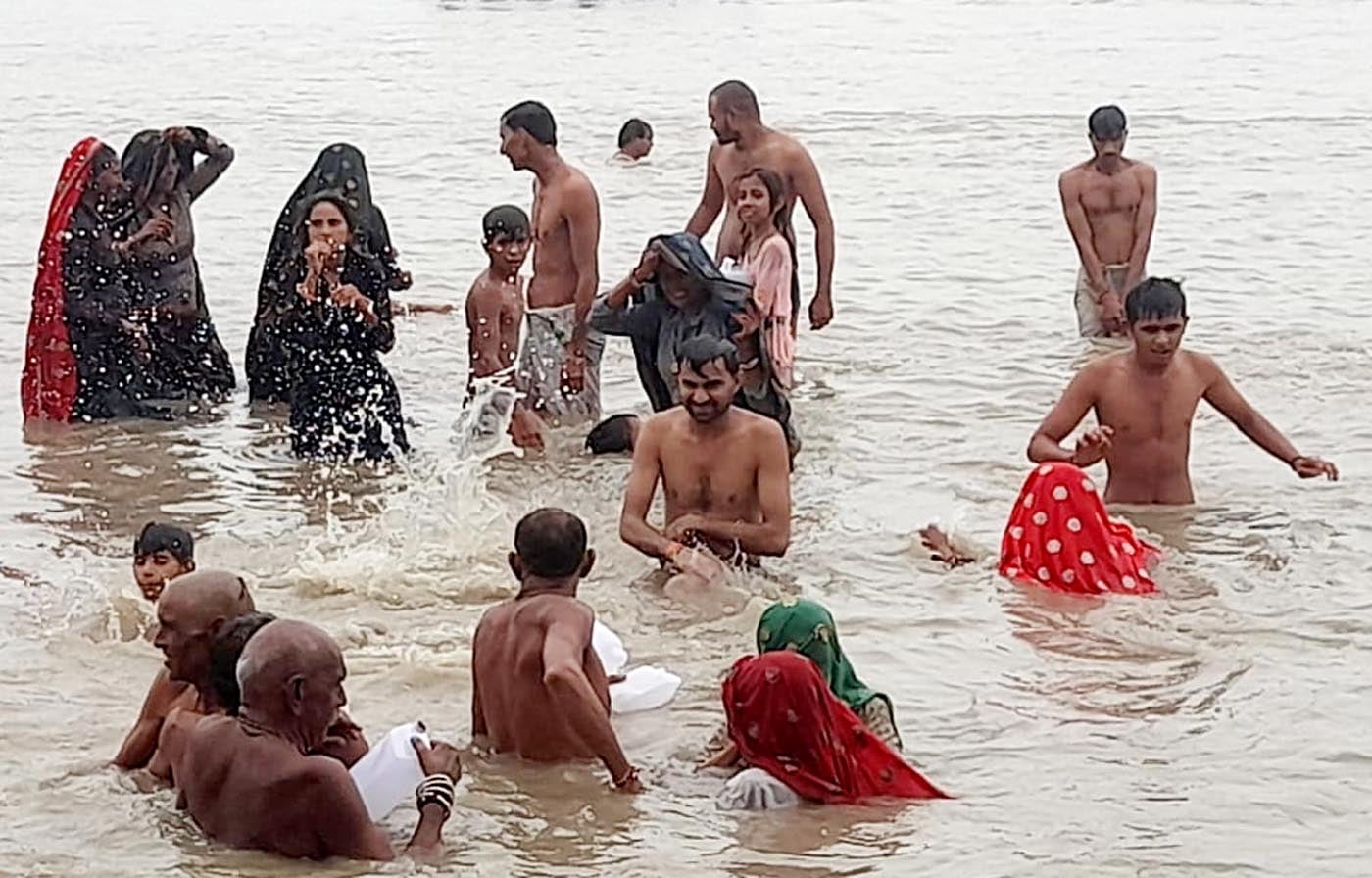 कछला में गंगा स्नान करते श्रद्धालु। संवाद कछला में गंगा स्नान करते श्रद्धालु। संवाद