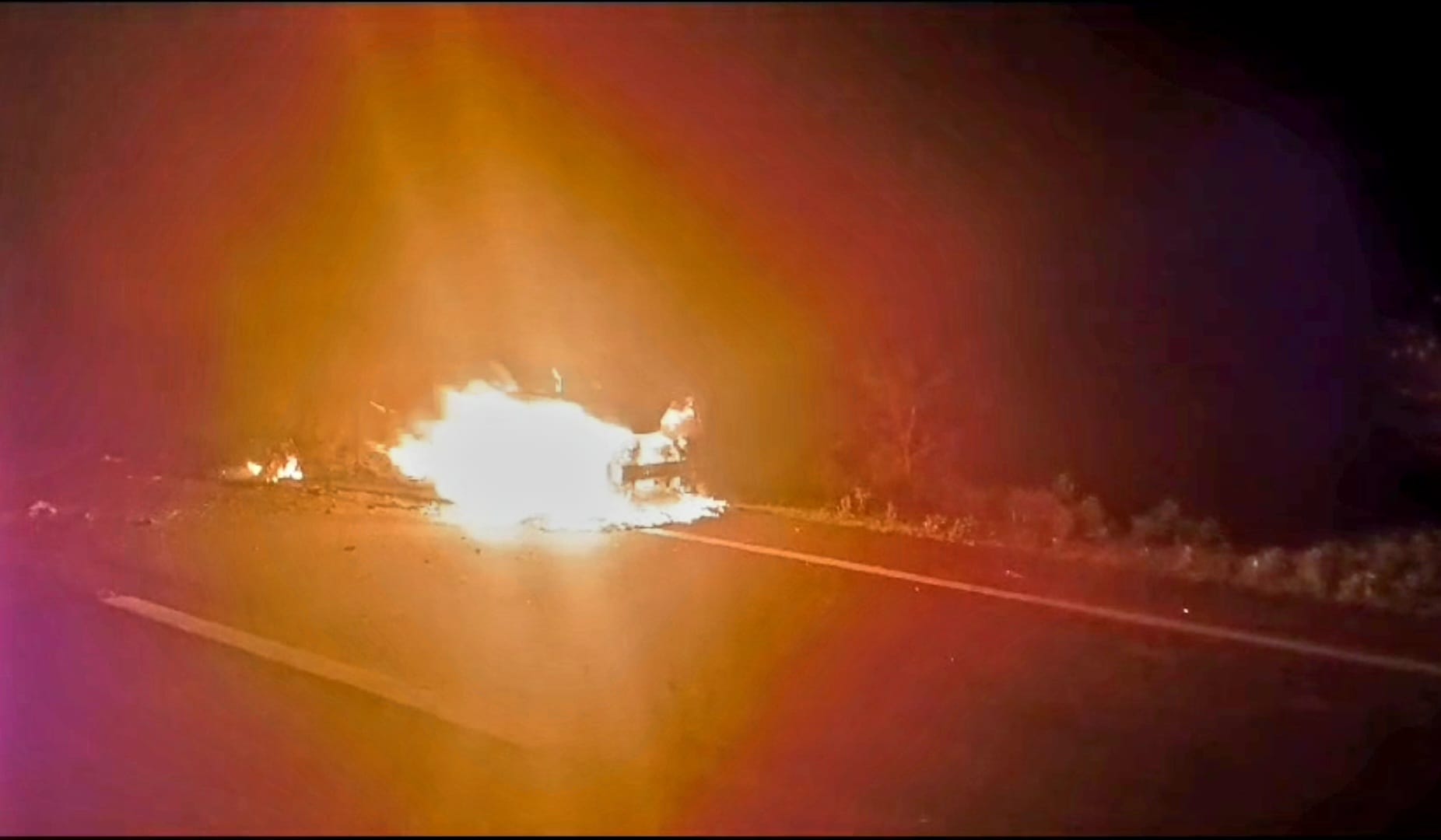 कार मैं आग लगाई 