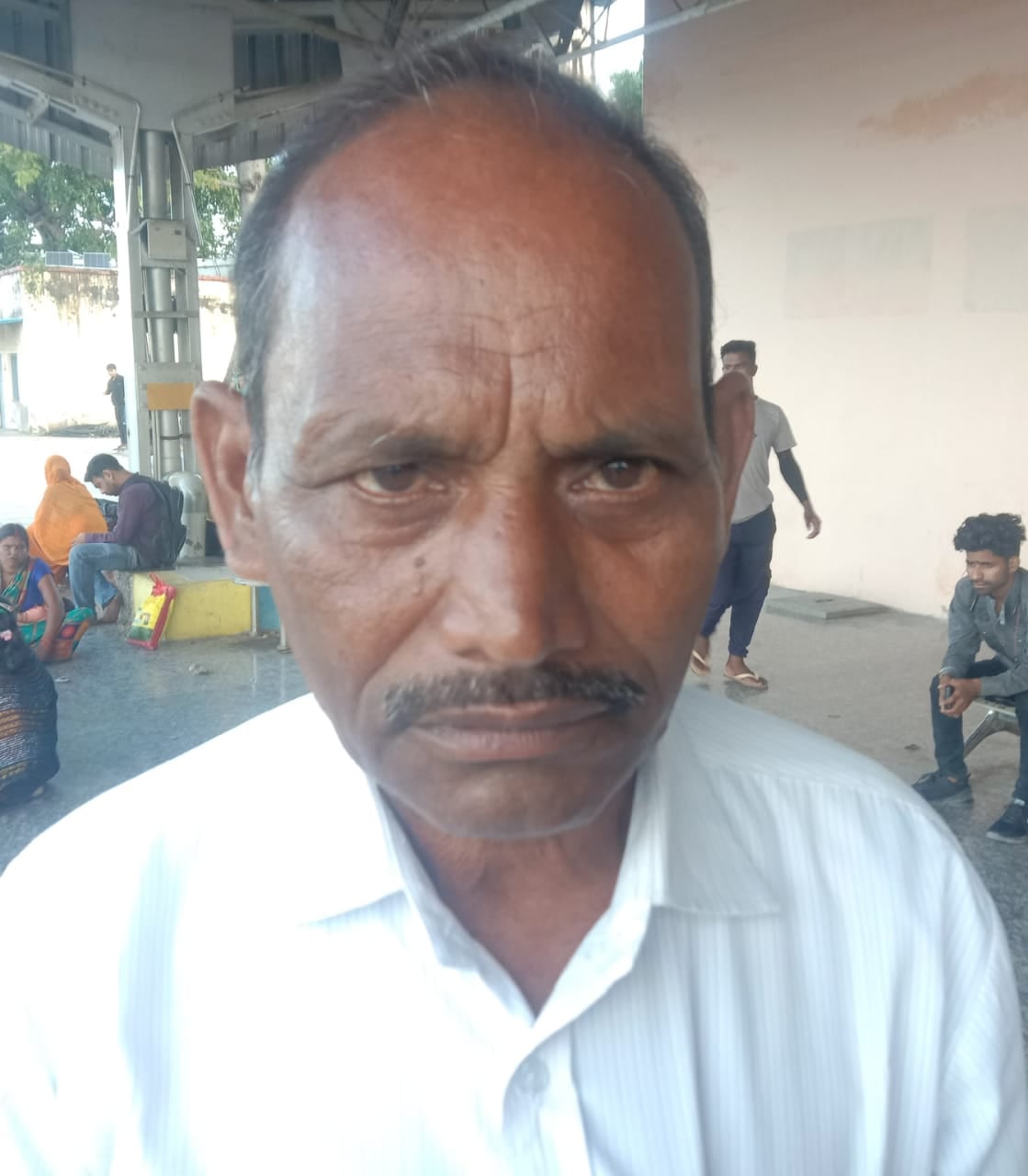 पूरनपुर रेलवे स्टेशन पर बढ़ी रौनक,स्टेशन पर ट्रेन का इंतजार करते यात्री।संवाद पूरनपुर रेलवे स्टेशन पर बढ़ी रौनक,स्टेशन पर ट्रेन का इंतजार करते यात्री।संवाद