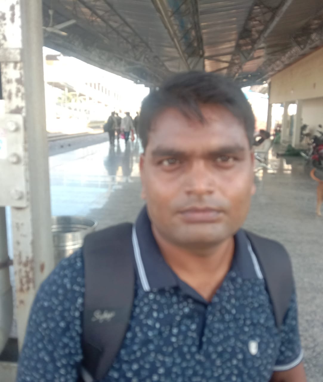 पूरनपुर रेलवे स्टेशन पर बढ़ी रौनक,स्टेशन पर ट्रेन का इंतजार करते यात्री।संवाद पूरनपुर रेलवे स्टेशन पर बढ़ी रौनक,स्टेशन पर ट्रेन का इंतजार करते यात्री।संवाद