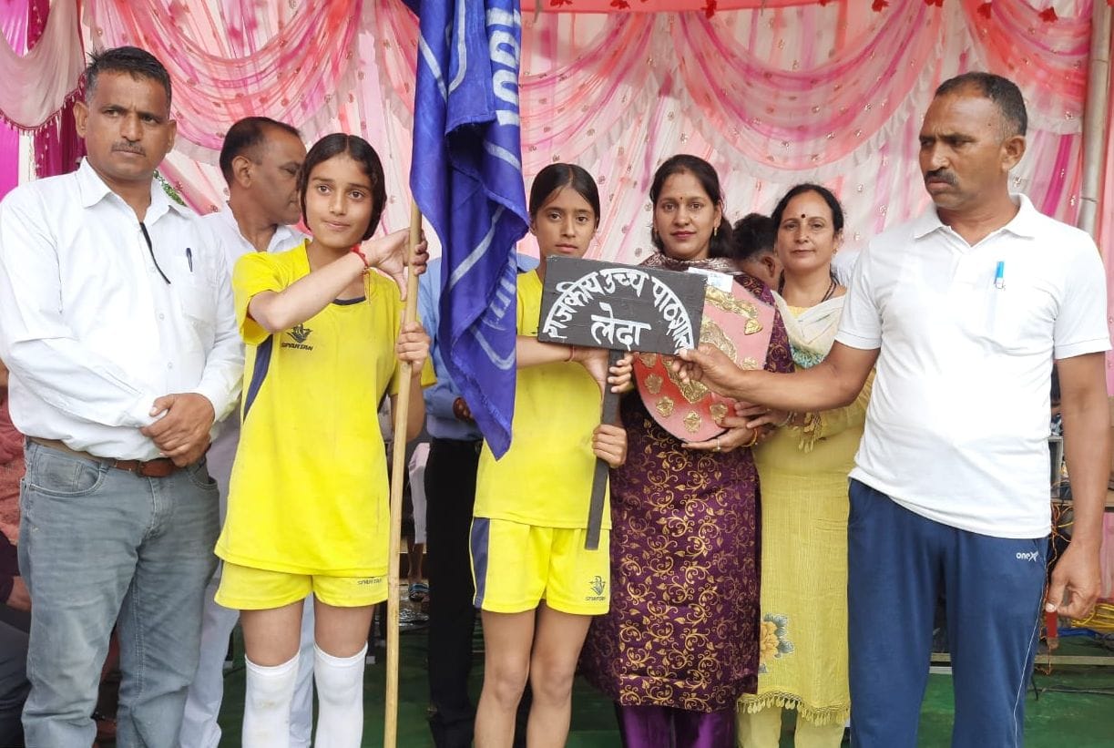 सीसे स्कूल स्यांजी के नाम रही ओवरऑल द बेस्ट की ट्रॉफी। स्त्रोत संस्थान सीसे स्कूल स्यांजी के नाम रही ओवरऑल द बेस्ट की ट्रॉफी। स्त्रोत संस्थान