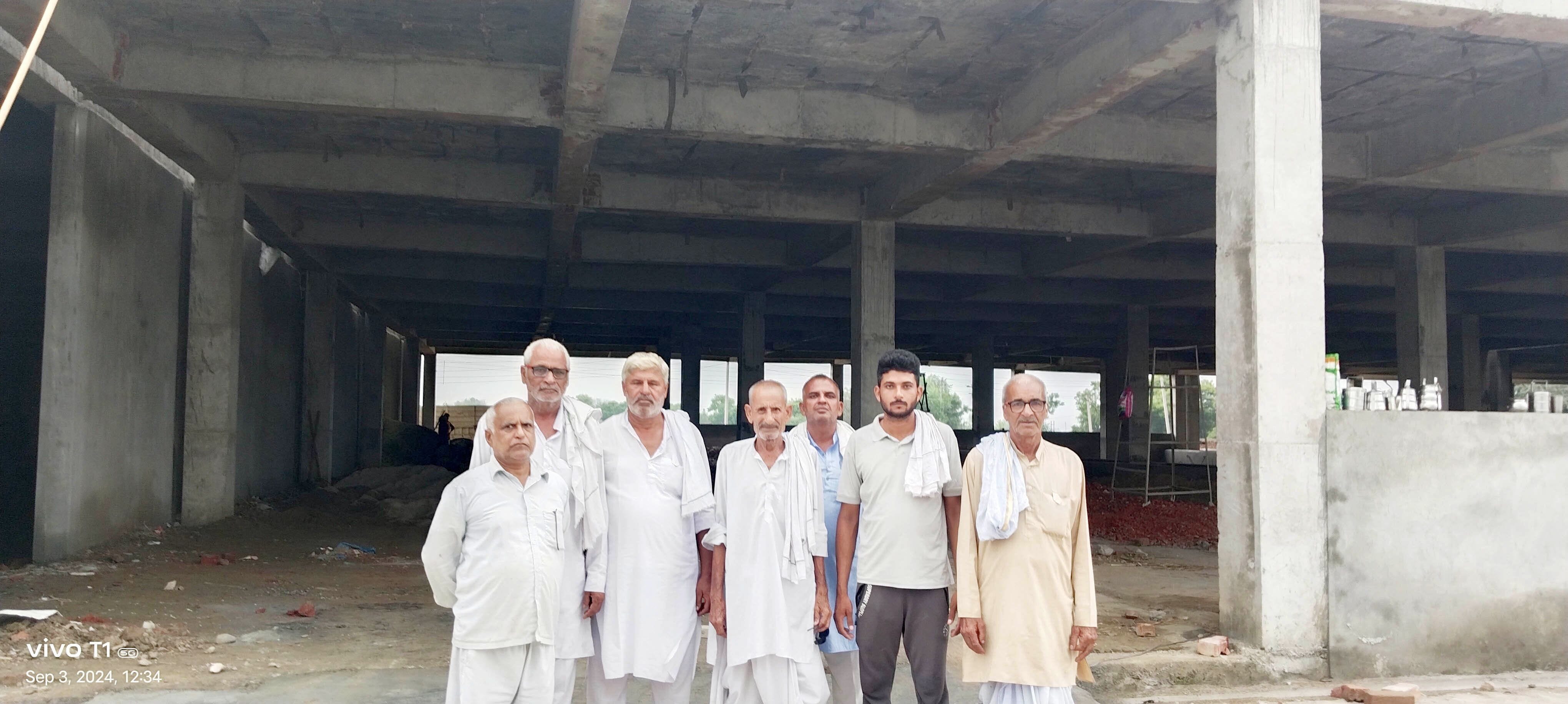 03जेएनडी33-श्री कृष्ण गोशाला नगूरां में भवन निर्माण में घटिया सामग्री को लेकर रोष प्रकट करते कम
