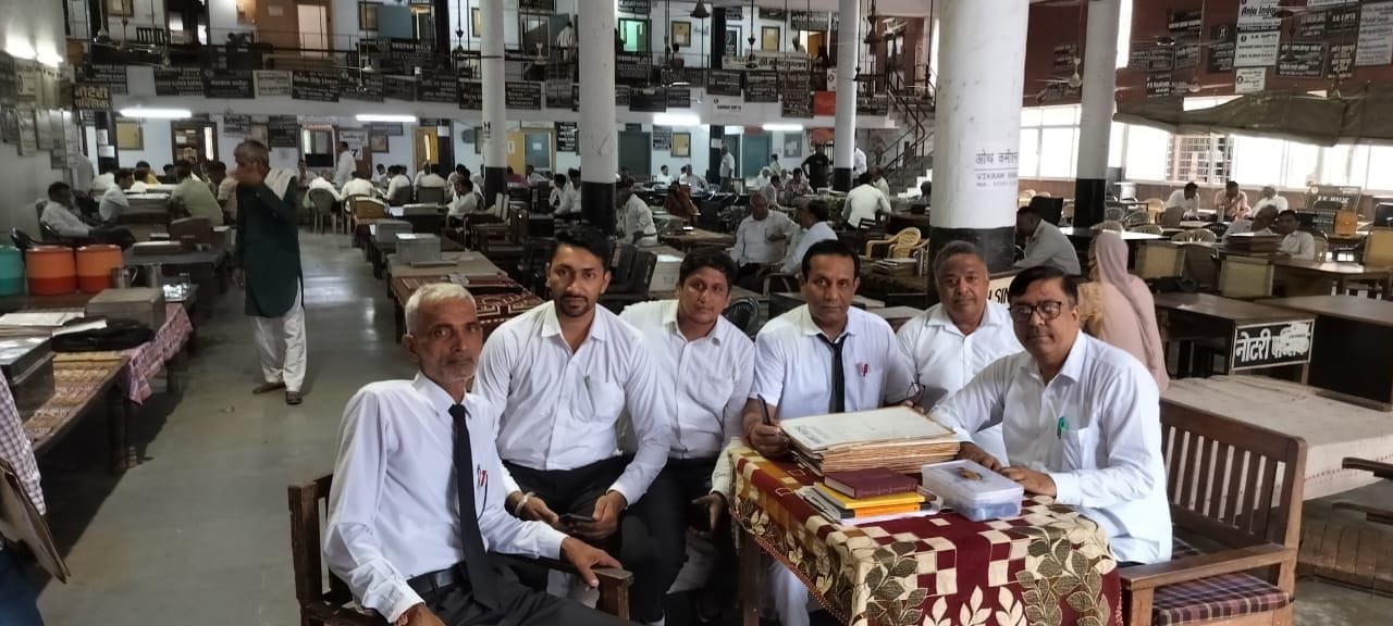 03जेएनडी34 : बार परिसर में वर्क सस्पेंड होने के बाद खाली पड़ी कुर्सियां। संवाद 03जेएनडी34 : बार परिसर में वर्क सस्पेंड होने के बाद खाली पड़ी कुर्सियां। संवाद