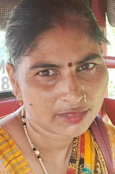 बहेड़ी मोड़ पर ई-रिक्शा से उतरते यात्री। संवाद