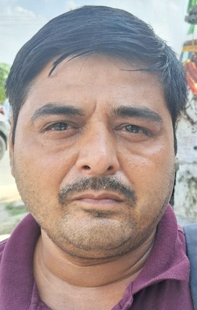 बहेड़ी मोड़ पर ई-रिक्शा से उतरते यात्री। संवाद