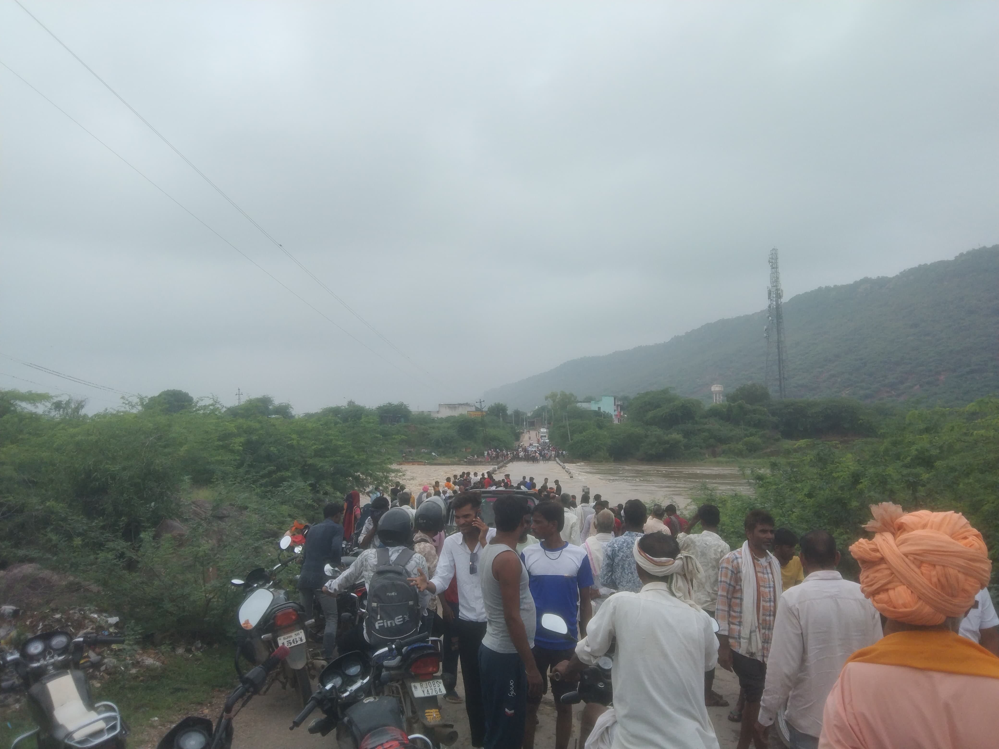 बूंदी में बाढ़ बारिश से हालत खराब, दुगारी गांव में बने बाढ़ के हालात, घरों ओर दुकानों में भरा प