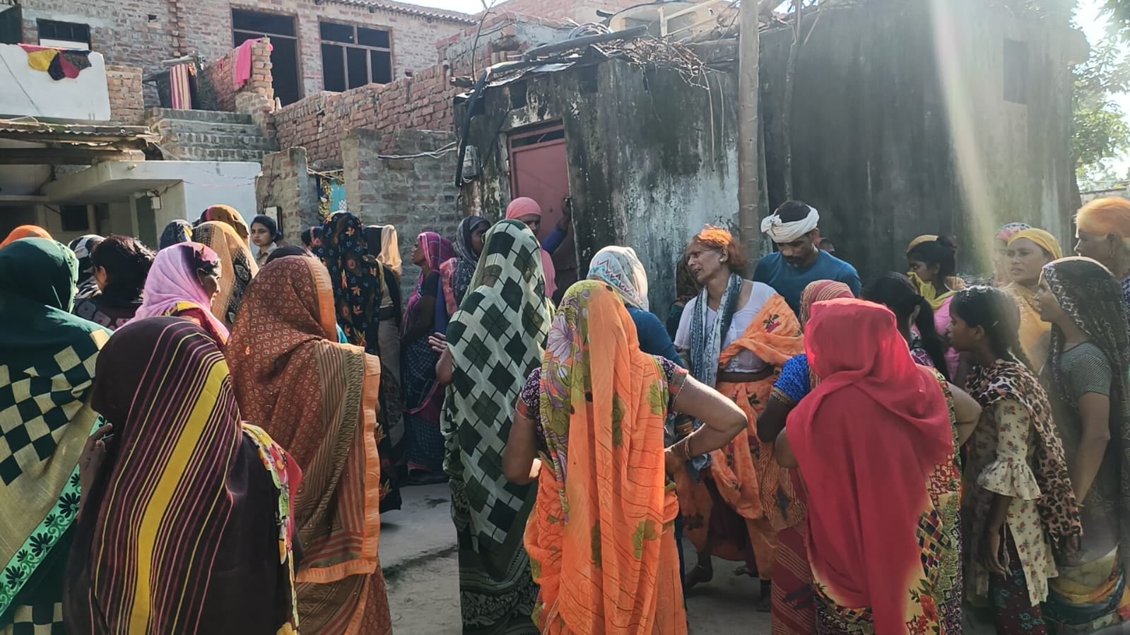गांव चिड़ियादाह में घटना स्थल पर जांच करती पुलिस।संवाद गांव चिड़ियादाह में घटना स्थल पर जांच करती पुलिस।संवाद