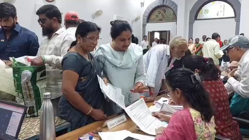 जनसुनवाई के दौरान महिला कांग्रेसियों का हंगामा