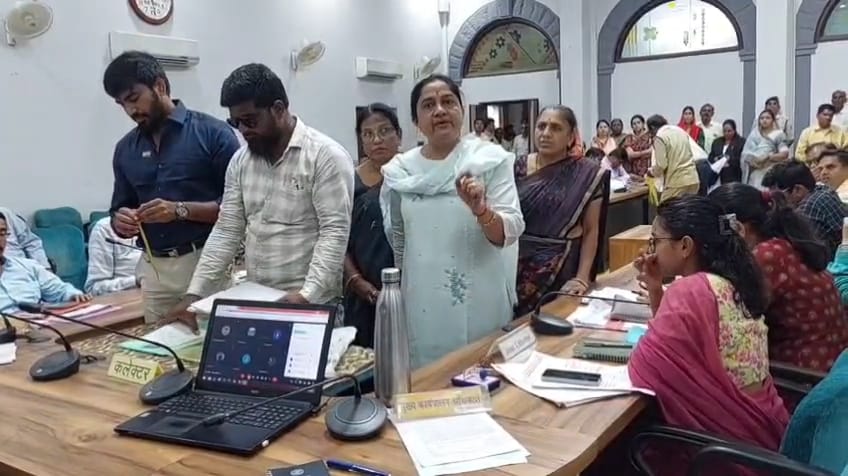 जनसुनवाई के दौरान महिला कांग्रेसियों का हंगामा