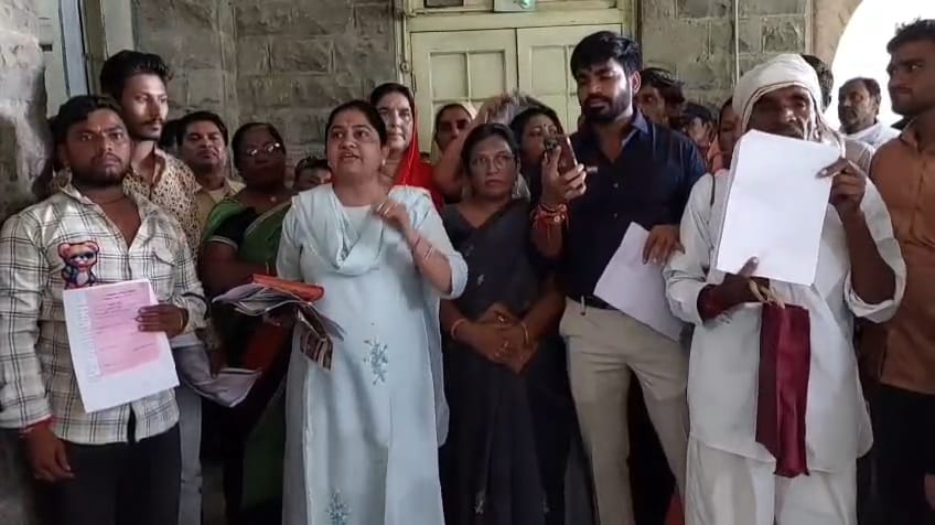 जनसुनवाई के दौरान महिला कांग्रेसियों का हंगामा