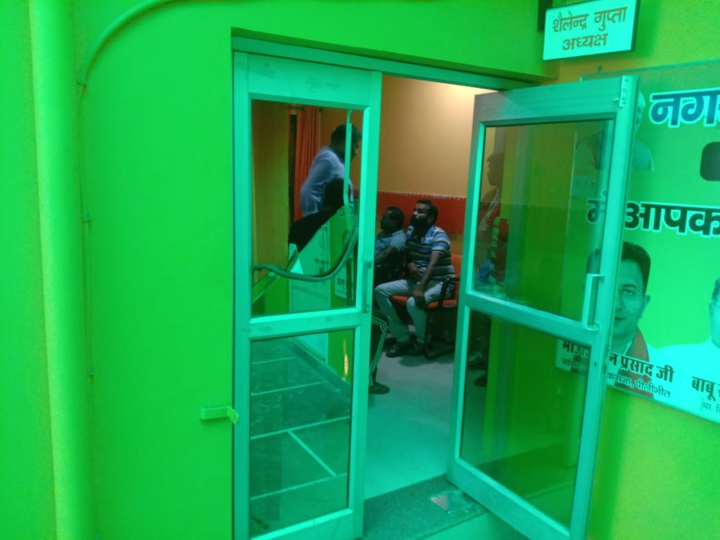 नगर पालिका गेट पर आक्रोशित कर्मचारियों को समझाते एसडीएम और तहसीलदार।संवाद
