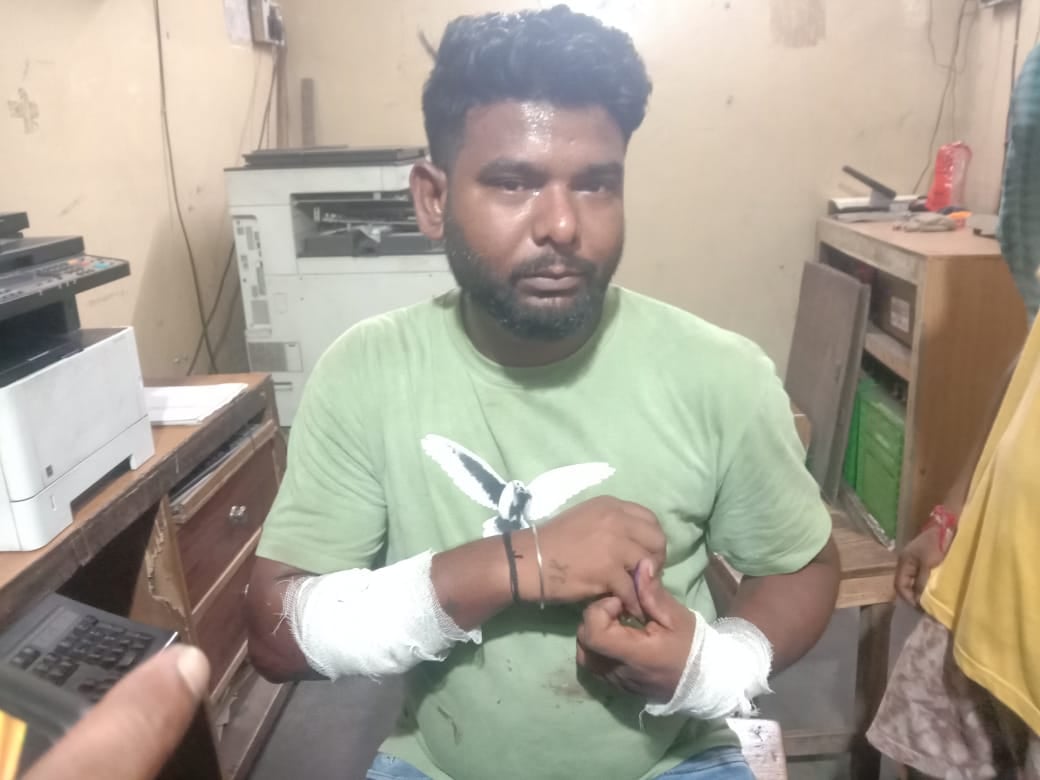 नगर पालिका गेट पर आक्रोशित कर्मचारियों को समझाते एसडीएम और तहसीलदार।संवाद