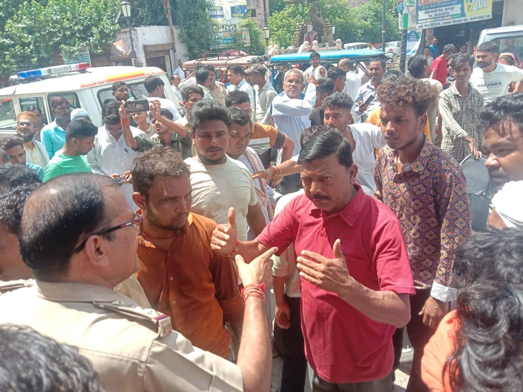 नगर पालिका गेट पर आक्रोशित कर्मचारियों को समझाते एसडीएम और तहसीलदार।संवाद