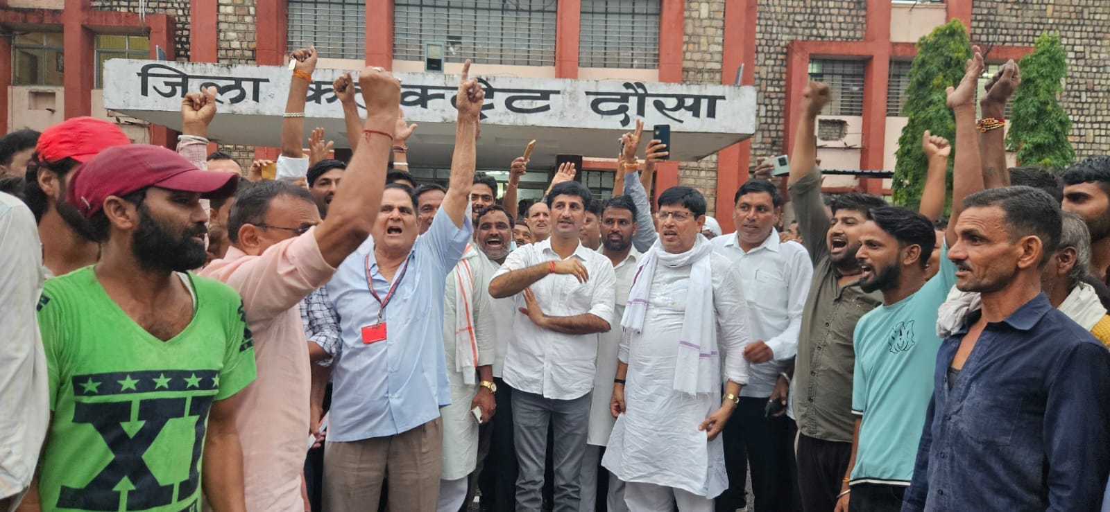 नगर परिषद पार्षद के उप चुनाव रद्द होने के चलते जिला कलेक्टर को ज्ञापन लेते हुए सांसद और कांग्रे