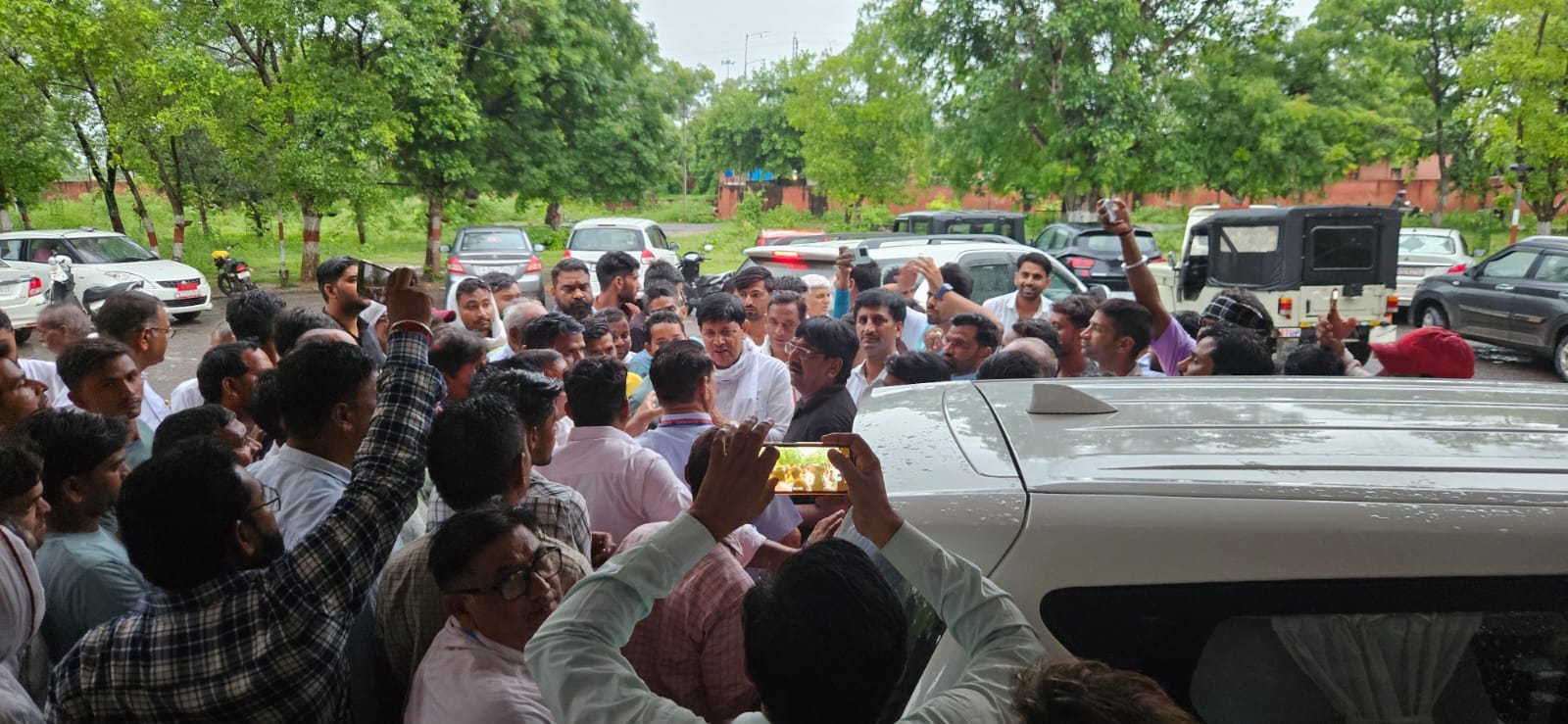 नगर परिषद पार्षद के उप चुनाव रद्द होने के चलते जिला कलेक्टर को ज्ञापन लेते हुए सांसद और कांग्रे