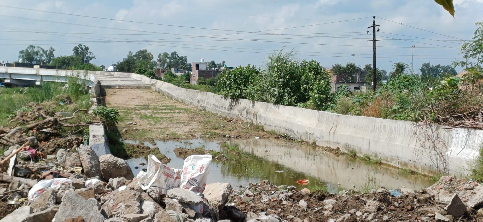 नन्हेंड़ा ओवरब्रिज पर धीमी गति से चल रहा निर्माण कार्य। संवाद