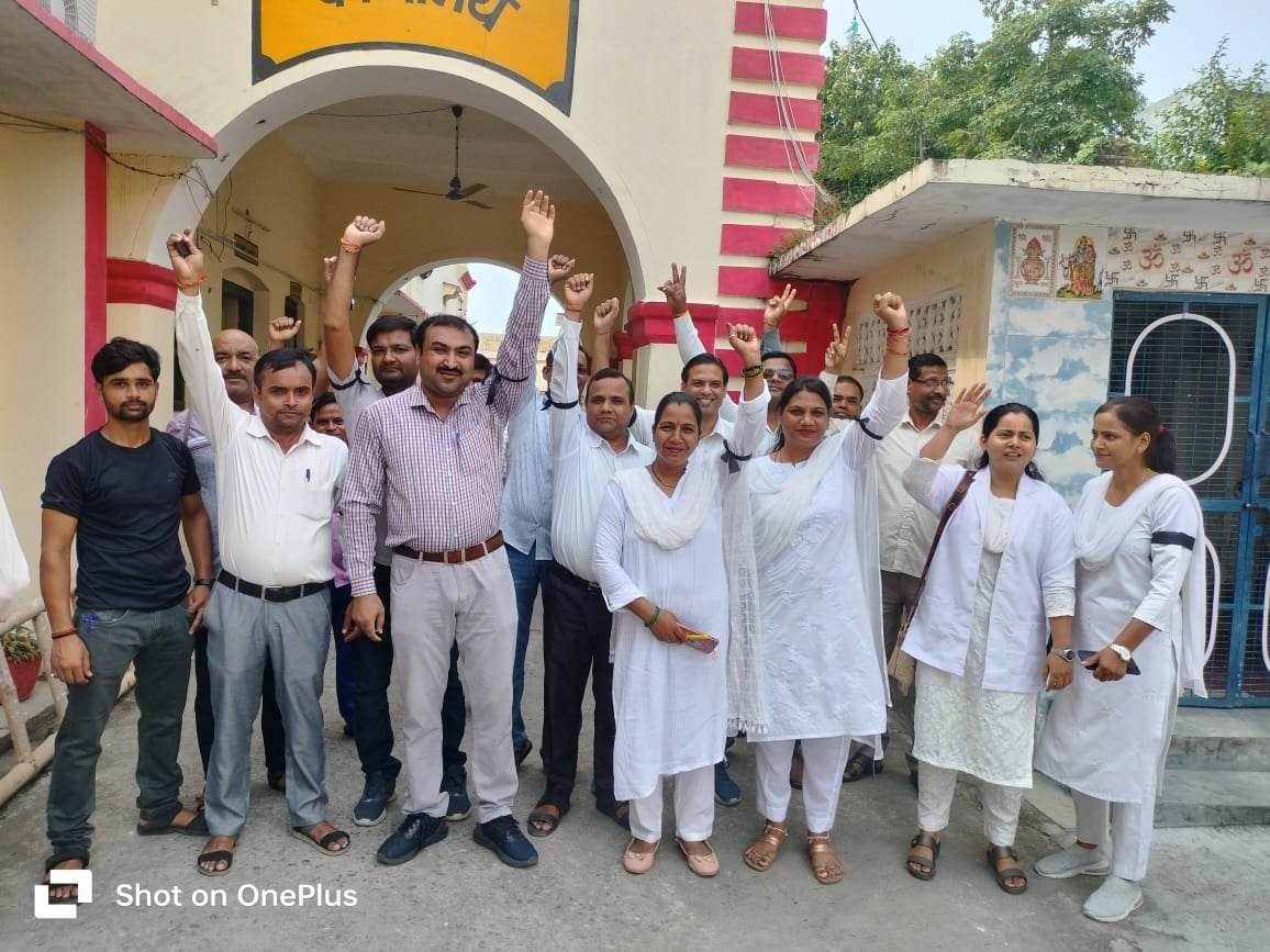 पीलीभीत के आर्य कन्या इंटर कॉलेज में विरोध जताती शिक्षिकाएं।स्रोत:शिक्षिका