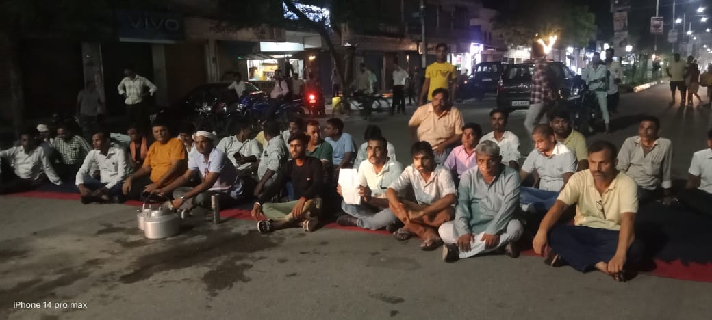 पलिया कोतवाली में देर रात वार्ता करते अधिवक्ता। पलिया कोतवाली में देर रात वार्ता करते अधिवक्ता।