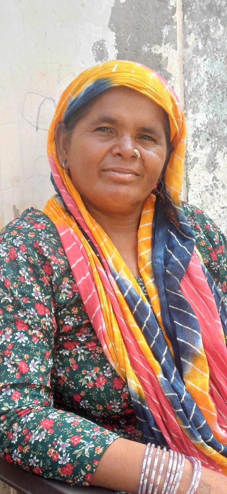 सेक्टर 34 में जलमग्न हुआ लिंक रोड और पानी से सांप को बचाने की कोशिश करते बच्चे। सेक्टर 34 में जलमग्न हुआ लिंक रोड और पानी से सांप को बचाने की कोशिश करते बच्चे।