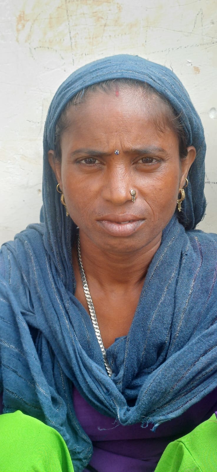 सेक्टर 34 में जलमग्न हुआ लिंक रोड और पानी से सांप को बचाने की कोशिश करते बच्चे। सेक्टर 34 में जलमग्न हुआ लिंक रोड और पानी से सांप को बचाने की कोशिश करते बच्चे।