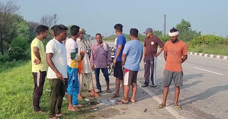 सड़क दुर्घटना के बाद गड्ढों में गिरी टाटा मैजिक। संवाद सड़क दुर्घटना के बाद गड्ढों में गिरी टाटा मैजिक। संवाद