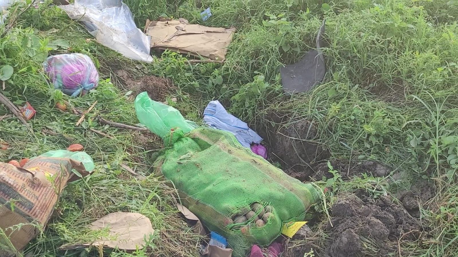 सड़क दुर्घटना के बाद गड्ढों में गिरी टाटा मैजिक। संवाद सड़क दुर्घटना के बाद गड्ढों में गिरी टाटा मैजिक। संवाद