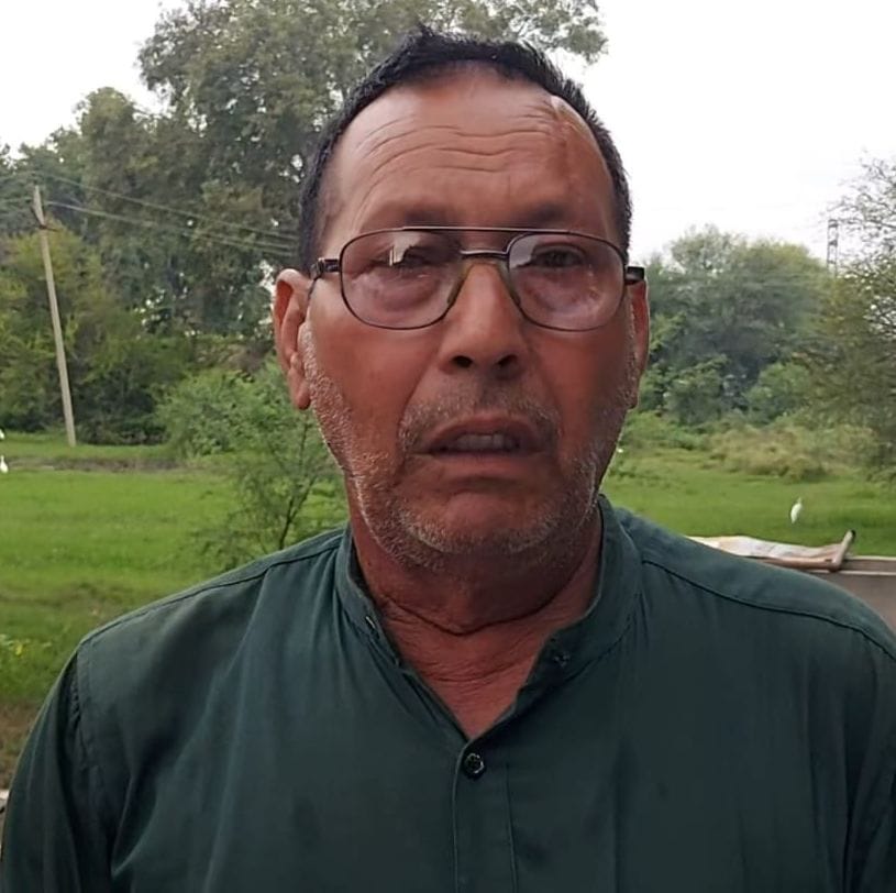 सड़क दुर्घटना के बाद गड्ढों में गिरी टाटा मैजिक। संवाद सड़क दुर्घटना के बाद गड्ढों में गिरी टाटा मैजिक। संवाद