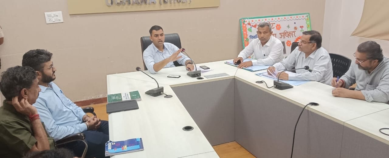 05जेएनडी04: अधिकारियों को निर्देश देते हुए रिटर्निंग अधिकारी विवेक आर्य। स्रोत प्रशासन 05जेएनडी04: अधिकारियों को निर्देश देते हुए रिटर्निंग अधिकारी विवेक आर्य। स्रोत प्रशासन