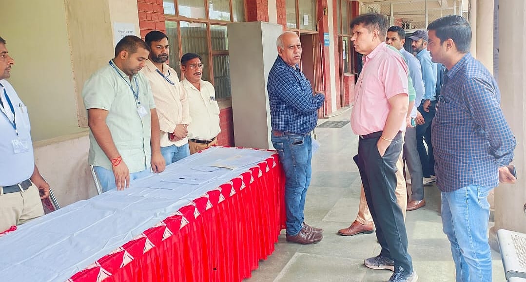 05जेएनडी05: अधिकारियों व कर्मचारियों को दिशा निर्देश देते हुए रिटर्निंग अधिकारी वीरेंद्र सहरा 05जेएनडी05: अधिकारियों व कर्मचारियों को दिशा निर्देश देते हुए रिटर्निंग अधिकारी वीरेंद्र सहरा