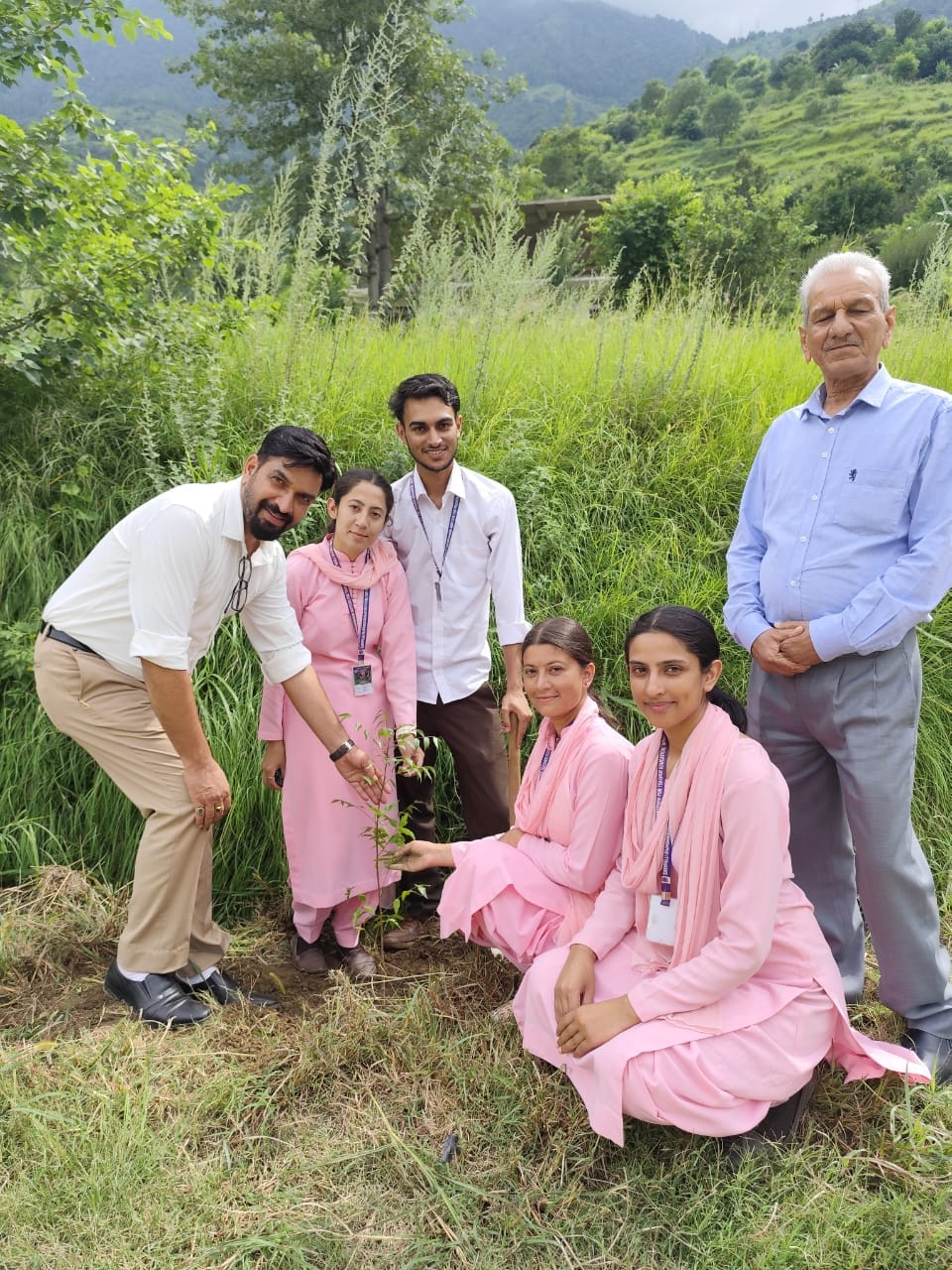 आर्यावर्त इंस्टिट्यूट रामपुर बुशहर में शिक्षक दिवस पर शिक्षकों को सम्मानित करते छात्र और छात्र आर्यावर्त इंस्टिट्यूट रामपुर बुशहर में शिक्षक दिवस पर शिक्षकों को सम्मानित करते छात्र और छात्र