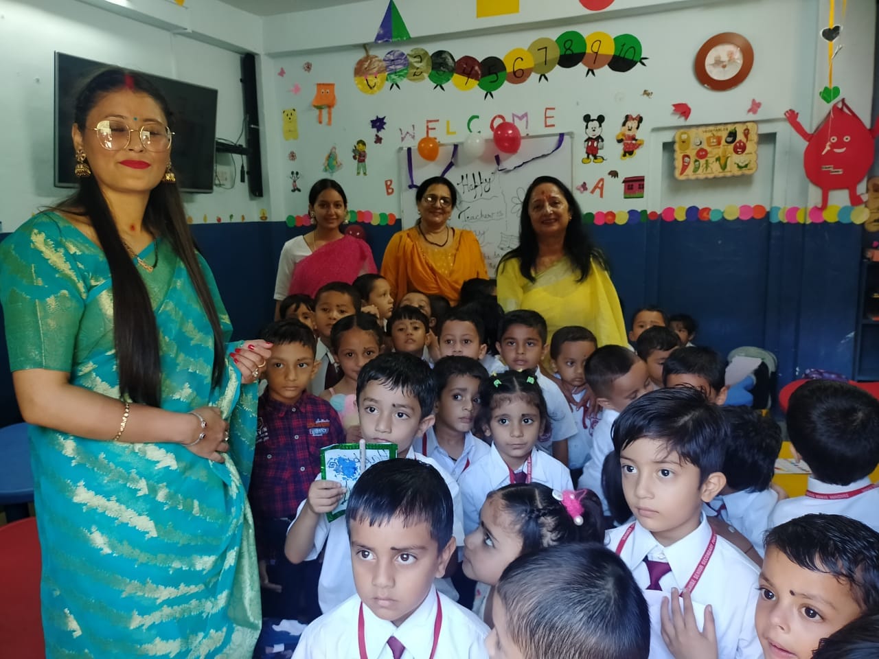 आर्यावर्त इंस्टिट्यूट रामपुर बुशहर में शिक्षक दिवस पर शिक्षकों को सम्मानित करते छात्र और छात्र आर्यावर्त इंस्टिट्यूट रामपुर बुशहर में शिक्षक दिवस पर शिक्षकों को सम्मानित करते छात्र और छात्र