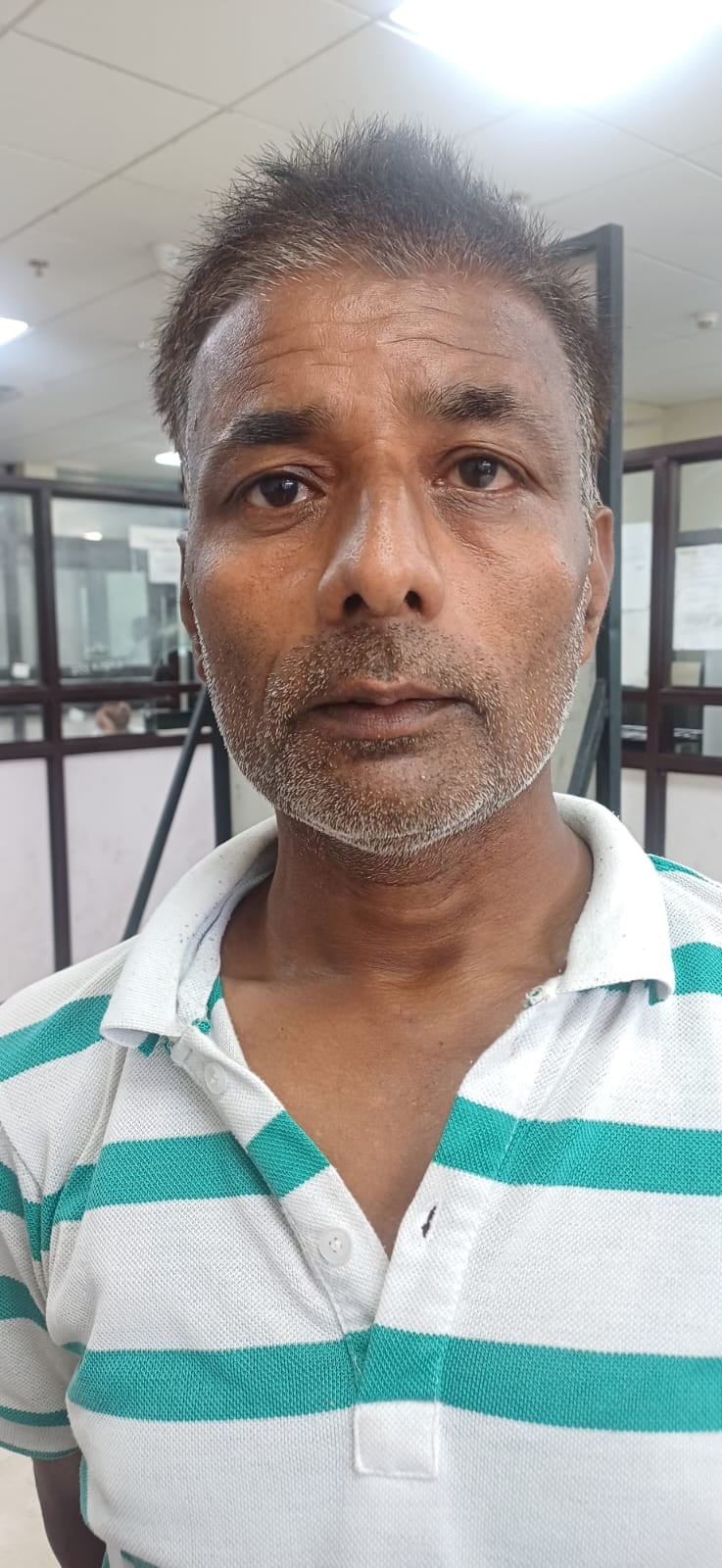 अंबाला छावनी तहसील में बुधवार को पोर्टल के चलने का इंतजार करते लोग परेशान होते हुए।