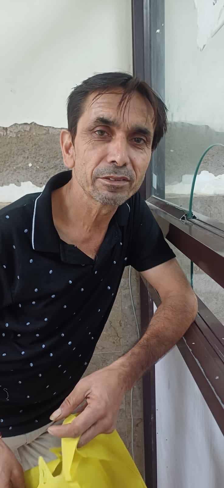 अंबाला छावनी तहसील में बुधवार को पोर्टल के चलने का इंतजार करते लोग परेशान होते हुए।