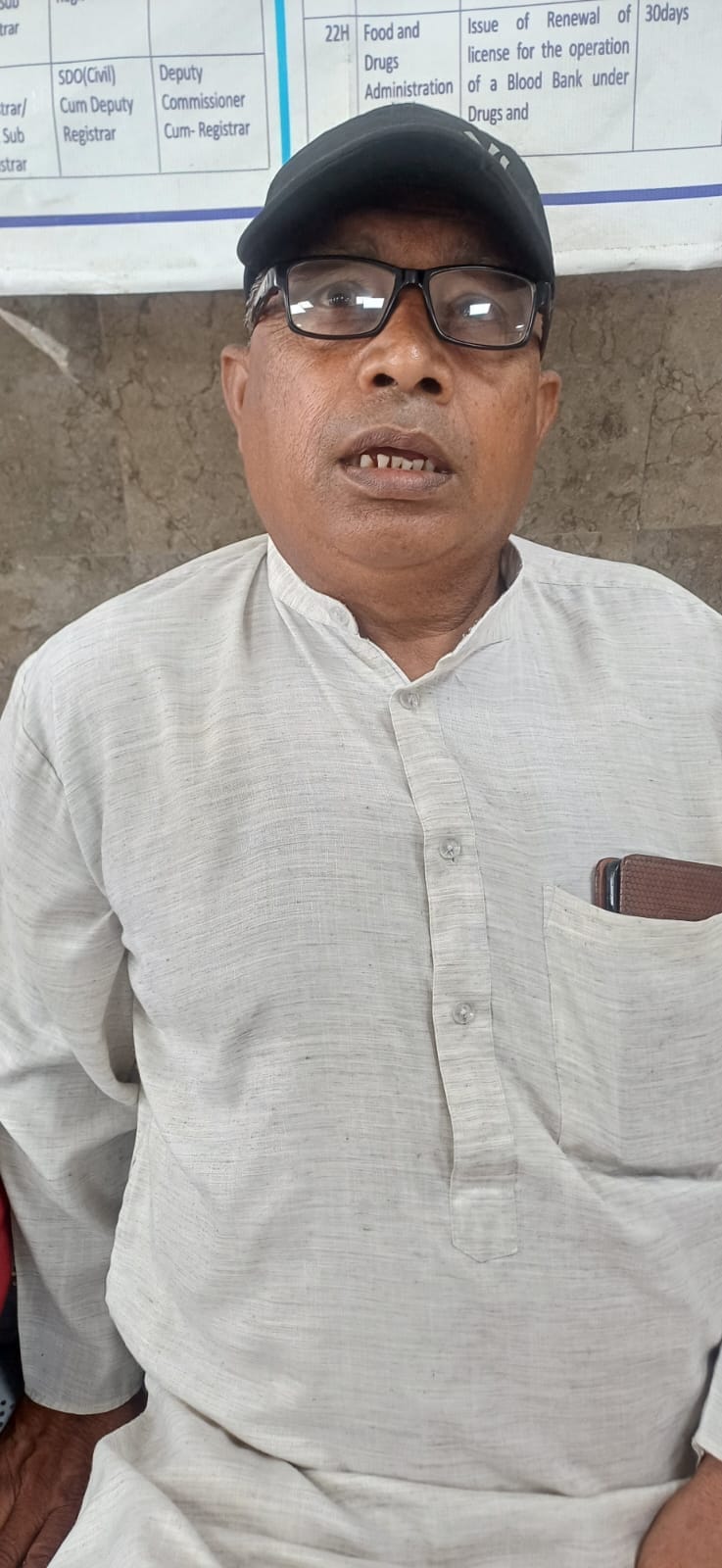 अंबाला छावनी तहसील में बुधवार को पोर्टल के चलने का इंतजार करते लोग परेशान होते हुए।