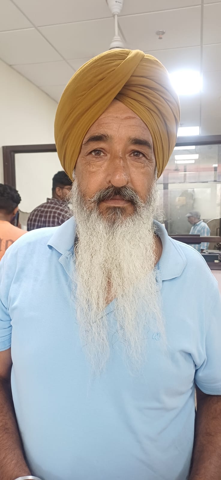 अंबाला छावनी तहसील में बुधवार को पोर्टल के चलने का इंतजार करते लोग परेशान होते हुए।