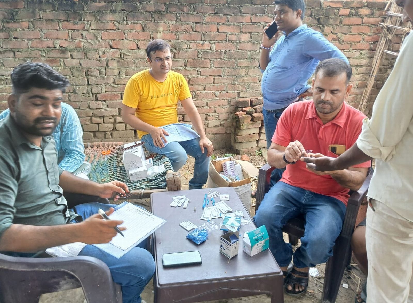 बौरा गांव में छोलाझाप डॉक्टर की दुकान की चेंकिग करते सीएमओ डॉ.रामेश्वर मिश्रा।स्रोत-स्वास्थ्य व बौरा गांव में छोलाझाप डॉक्टर की दुकान की चेंकिग करते सीएमओ डॉ.रामेश्वर मिश्रा।स्रोत-स्वास्थ्य व