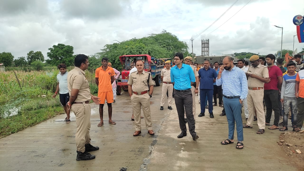 बूंदी मे बाढ से बिगडे तीन गांवो मे हालात ,कलेक्टर एसपी ने ट्रेक्टर पर बैठकर देखे हालात